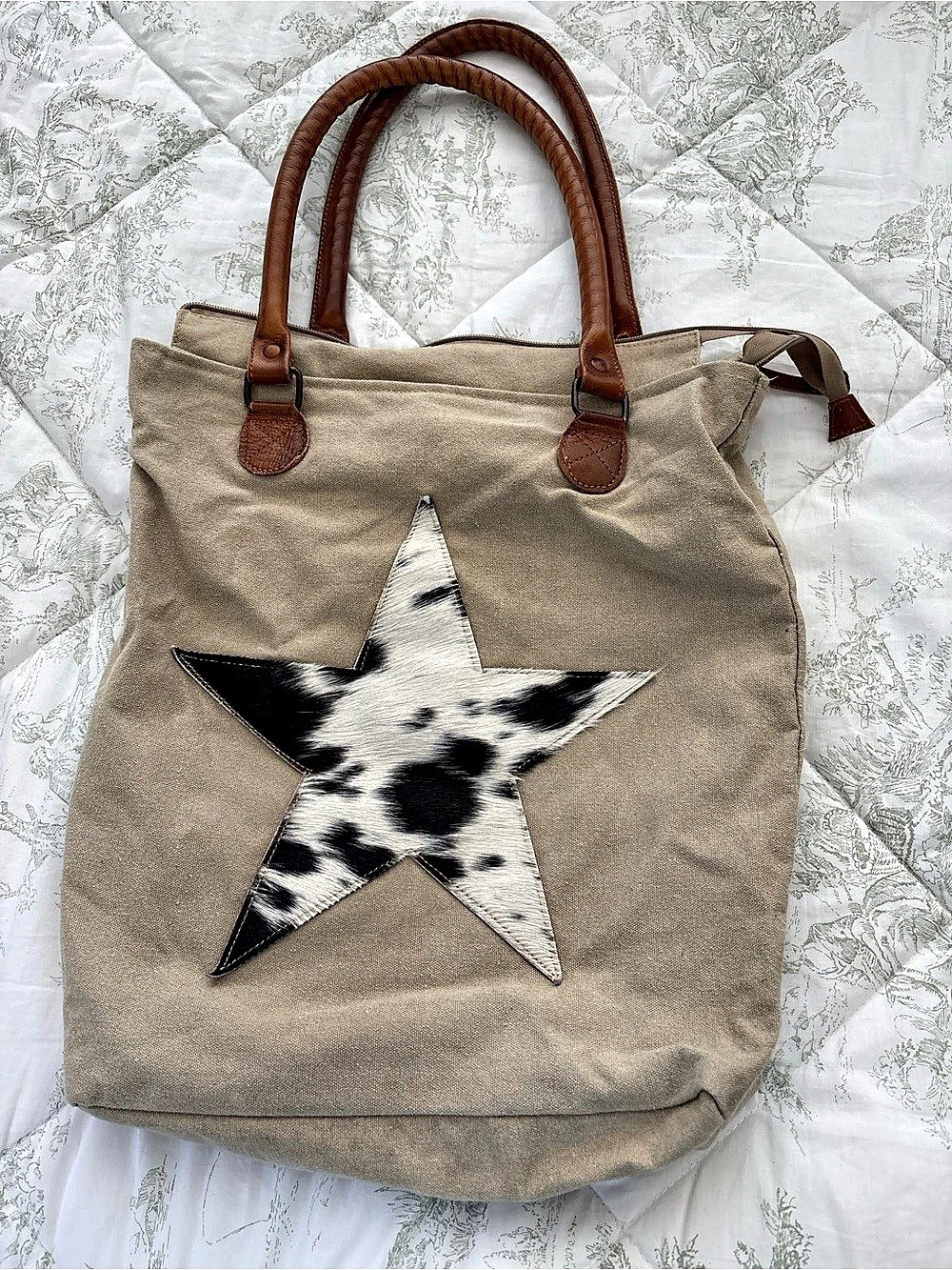 Authentic cowhide Star Appliqué Tote in Brown & White